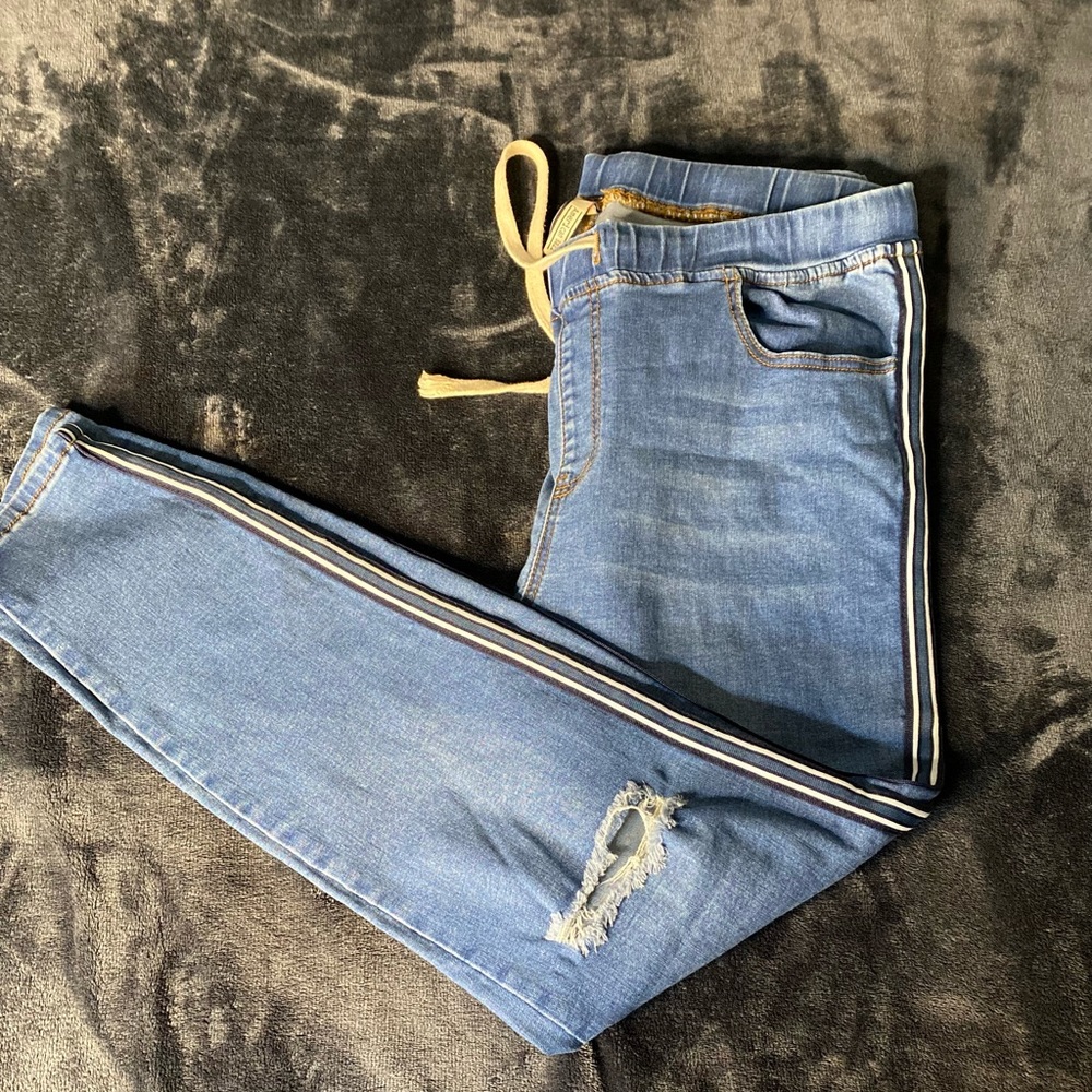 I adore these jeans, they’re very comfortable and I love the drawstring detail.